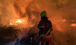 Burhaniye’de Gece Yarısı Korkutan Yangın! Kızık Caddesi’nde Alevler Yükseldi: Ekipler Müdahale Etti!