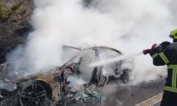 Otoyolda Alev Alev Yanan Otomobil Peyzaj Alanını Yaktı! Trafikte Hareketli Dakikalar!