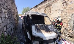 Ayvalık’ta Korkutan Anlar! Hastane Caddesi’nde Alev Alev Yanan Araca İtfaiye Ekipleri Müdahale Etti!