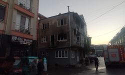 Balıkesir’de Akşam Saatlerinde Korkutan Yangın! 3 Katlı Evden Alevler Yükseldi