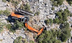 Antalya’da İş Makinesi Uçuruma Devrildi: Operatör Yaralandı!