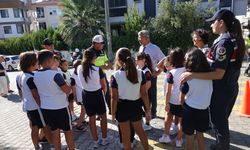 Edremit’te Okul Servisleri Mercek Altında! Jandarmadan Öğrencilere Uygulamalı Trafik Eğitimi