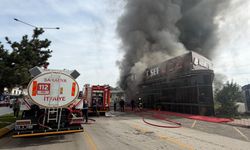 Sakarya Serdivan’da Korkutan Restoran Yangını: Alevler Bütün Binayı Sardı, İtfaiyeden Müdahale!