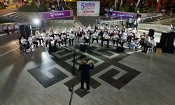 Altıeylül’de Kurtuluş Coşkusu Geceye Damga Vurdu! Ritim Atölyesi ve Junior Kent Band Unutulmaz Bir An Yaşattı!