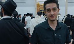 Mesaj Bile Atılamayan Telefonlar, Kazınan Saçlar! Ruhi Çenet Brooklyn’de Bambaşka Bir Dünyanın Kapısını Araladı!