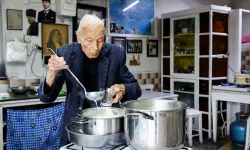 16 Yaşında Başladı, Şimdi 96 Yaşında! Bergama'nın Meşhur Kahvaltıcısı Eşref Amca 80 Yıllık Dükkanına Veda Ediyor...