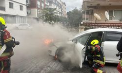 Balıkesir Burhaniye'de Araç Yangını! Alev Alev Yanan Otomobil İtfaiyenin Müdahalesiyle Söndürüldü