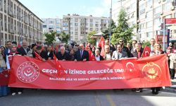Balıkesir’de Dünya Yaşlılar Günü’nde Kortej Yürüyüşü