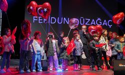 Ayvalık'ta Cumhuriyet Coşkusu Kırlangıç'a Sığmadı! Feridun Düzağaç Konserine Yoğun İlgi