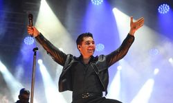 Balıkesir'de 29 Ekim Coşkusu Meydana Sığmadı! Emir Can İğrek Konserinde Binlerce Kişi Buluştu