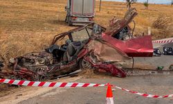 Uşak Ulubey'de feci trafik kazası: Kamyon ile otomobil kafa kafaya çarpıştı! 3 kişi hayatını kaybetti!