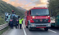 Sakarya Geyve'de Dev Kaza! Kiremit Yüklü Tır Virajda Devrildi: Adapazarı Yönünde Trafik Aksadı!