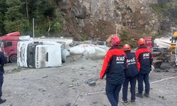 Artvin Hopa'da Heyelan Sonrası Acı Haber: Yamaçtan Kopan Dev Kaya Parçaları Tır Parkındaki Sürücüyü Hayattan Kopardı!