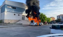 Dursunbey'de Park Halindeki Minibüs Alev Alev Yandı!