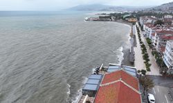 Bursa’da Şiddetli Sağanak Felakete Dönüştü: İznik’te Dere Taştı, Mudanya’da Deniz Kahverengiye Büründü!