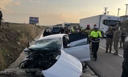 Bingöl’de Feci Kaza: Otomobil Beton Menfeze Çarptı, 2 Kişi Hayatını Kaybetti, 1 Yaralının Durumu Ağır!