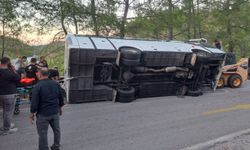 Marmaris’te Otel Çalışanlarını Taşıyan Servis Devrildi: 5 Kişi Yaralandı, 2 Kişi Araçta Sıkıştı Ve Ekiplerce Çıkarıldı!