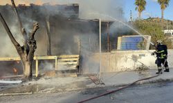 Bodrum Gümbet Kavşağı’nda Yangın: İki İş Yerinde Büyük Çapta Maddi Hasar Oluştu, Ekipler Müdahale Ederek Söndürdü!