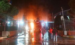 Manisa Yunusemre’de Akü Fabrikasında Yangın: İtfaiye Ekipleri Alevleri Kontrol Altına Almak İçin Çalışıyor!
