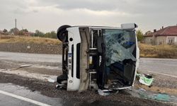 Kırıkkale'de Korkunç Kaza: İşçi Minibüsü Kaygan Yolda Devrildi, 14 Kişi Yaralandı!