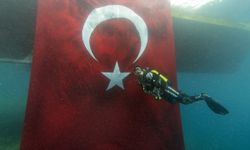 Ayvalık'ta Cumhuriyet Coşkusu Denizin Altına Taşındı! Dalgıçlar Türk Bayrağı Açtı