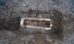 Tarlasını Sürerken Hayatının Şaşkınlığını Yaşadı! Toprağın Altından Lahit Çıktı