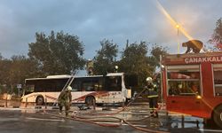 Çanakkale'de Servis Dışı Özel Halk Otobüsünde Yangın Çıktı: Motor Bölümündeki Alevler İtfaiye Ekiplerince Söndürüldü!