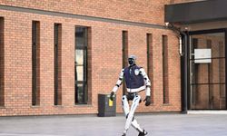 Kayseri’de İnsansı Robot MEGA Zabıta Oldu: Fiyat Etiketlerini Denetliyor, Esnafla Diyalog Kuruyor Ve İlgi Çekiyor!
