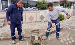 Burhaniye’de Şiddetli Yağış Alarmı! Belediye Ekipleri Teyakkuzda: Tıkalı Mazgallar Ve Oluklar Temizleniyor!