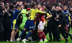 Galatasaray - Fenerbahçe Derbisinin Ardından Ortalık Karıştı! Kavga Çıktı! Polis Sahaya Girdi, 2 Kırmızı Kart Çıktı