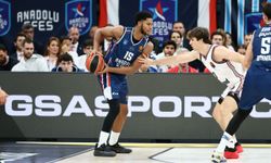 Anadolu Efes Litvanya'da Farklı Kazandı! Zalgiris Kaunas'a 15 Sayılık Darbe