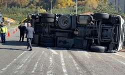 Bolu Dağı Tüneli'nde Kamyon Devrildi: Anadolu Otoyolu İstanbul İstikametinde Trafik Felç Oldu!