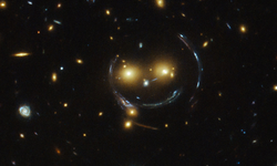 NASA'dan Büyüleyici Paylaşım! Hubble Teleskobu Uzayda 'Gülümseyen Galaksi' Yakaladı: İşte O Görüntünün Sırrı!