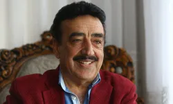 Hakkı Bulut Sahnede Rahatsızlandı: 79 Yaşındaki Sanatçı Hastaneye Kaldırıldı, Sağlık Durumu Açıklanmadı!