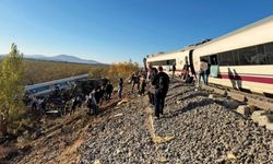 Facia Gibi Kaza! İki Hızlı Tren Çarpıştı! En Az 10 Kişi Hayatını Kaybetti