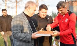 Milletvekili Mustafa Canbey'den Balıkesirspor'a Baklavalı Ziyaret! Futbolculara Moral Verdi