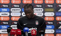 Maçta Oynamadı Ama Tribüne Çağrıldı! Beşiktaş Taraftarından Olaitan'a Sevgi Gösterisi