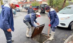 Balıkesir Sındırgı'da Yağış Mesaisi: Belediye Ekipleri Mazgal ve Rögarları Temizlemek İçin Sahada!