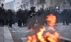 Tiran’da Öğrenci Protestoları İkinci Gününde! Eğitim Bakanlığı Binasında Yangın Çıktı, Polis Müdahale Etti!