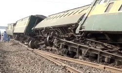 Pakistan'da Tren Kazasında Can Pazarı! 6 Kişi Hayatını Kaybetti: Görgü Tanığından Şok Vagonda Onarım İddiası!