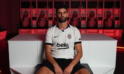 Beşiktaş'a Crystal Palace Maçında Kırmızı Kart! Ümit Akdağ Takımını 10 Kişi Bıraktı