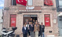 Ayvalıklı Gazilerden CHP'ye Ziyaret! Gökay Bacan'a Türk Bayrağı Hediye Ettiler