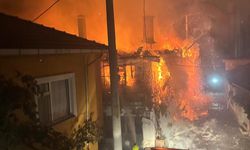 Bigadiç'te Gece Yarısı Yangın Paniği! İki Katlı Evin Çatısı Alevlere Teslim Oldu