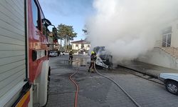Balıkesir Dursunbey’de Park Halindeki Minibüs Alev Alev Yandı: İtfaiye Ekipleri Alevleri Güçlükle Söndürdü