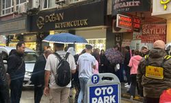 Balıkesir Atalar Caddesi'nde Korkutan Motokurye Kazası: Kurye Vatandaşa Çarptı, Olay Yerine Sağlık Ekipleri Sevk Edildi
