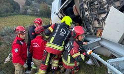 Balıkesir’de Feci Kaza: Çekici Sıkıştı, İtfaiye Ekipleri Arama Kurtarma Çalışması Başlattı