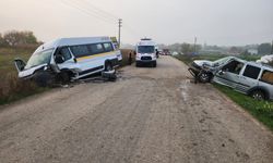 Susurluk'ta Feci Kaza! İşçi Servisiyle Otomobil Çarpıştı: 10 Yaralı
