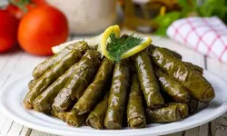 Şanlıurfa’da Yaprak Sarması Yiyen 12 Öğrenci Hastaneye Kaldırıldı: Zehirlenme Şüphesiyle İnceleme Başlatıldı!