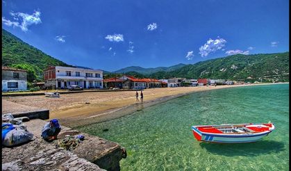 Bu Köyde Sadece 173 Kişi Yaşıyor! Balıkesir'in Saklı Cenneti, Şelalesi ve Masmavi Deniziyle Kendine Hayran Bırakıyor!