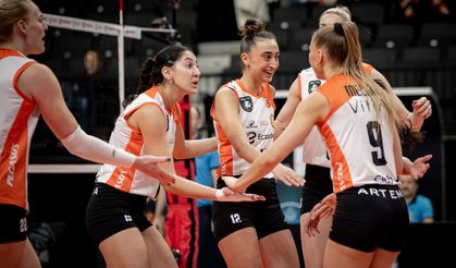 Ankara'da Devlerin Savaşı Eczacıbaşı'nın! Fenerbahçe Medicana'yı 3-1 Deviren "Turuncu-Beyazlılar" Finalde